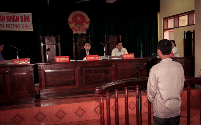 Phiên tòa sơ thẩm xử lại từ đầu phải tạm hoãn do thiều Hội thẩm ND và vắng mặt luật sư cũng như nhân chứng.