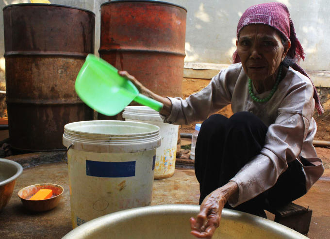 Nguồn nước từ giếng được gia đình bà Sửu bơm lên sử dụng.