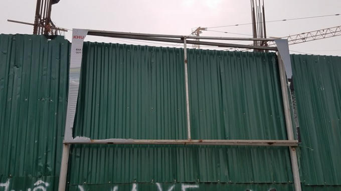những tấm pano, áp phích giới thiêu về dự án đã được chủ đầu tư cho công nhân gỡ sạch.