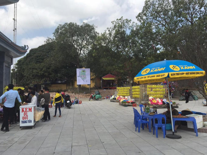 Các gian hàng cũng đã có mặt bên trong sân hội Lim.