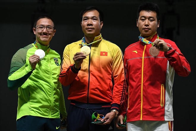Hoàng Xuân Vinh, VĐV giành HCB của nước chủ nhà Brazil, Felipe Almeida Wu (trái) và VĐV của Trung Quốc Pang Wei (phải) giành HCĐ trên bục nhận giải.