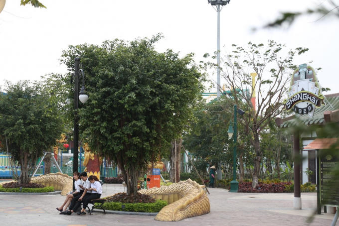 Sau khi vui chơi đã đời, nhóm du khách có thể chọn một góc xanh thật đẹp để ngồi nghỉ ngơi, trò chuyện hay khám phá nét đẹp của 10 nền văn hoá hội tụ tại Asia Park. Một thế giới giải trí xanh cực đã giữa lòng phố biển, Đà Nẵng đã bao giờ đáng yêu đến thế!