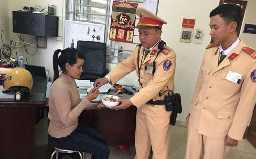 Ngày mùng 2 Tết, chị Trần Thị Kạch (Hậu Giang) được Đội cảnh sát giao thông số 6 giúp đỡ ăn, nghỉ và mua vé về quê. Ảnh: Dương Hiệp.
