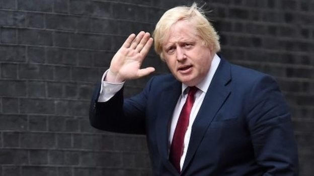 Tân Thủ tướng Anh bổ nhiệm cựu Thị trưởng London Boris Johnson vào chức vụ Ngoại trưởng. Quyết định này được cho là gây ngạc nhiên bởi trước đó, ông Johnson chưa từng giữ chức vụ nào trong Nội các và là người dẫn đầu chiến dịch Brexit nhưng lại đột ngột rút lui khỏi đường đua giành cương vị thủ tướng Anh. (Ảnh: BBC)