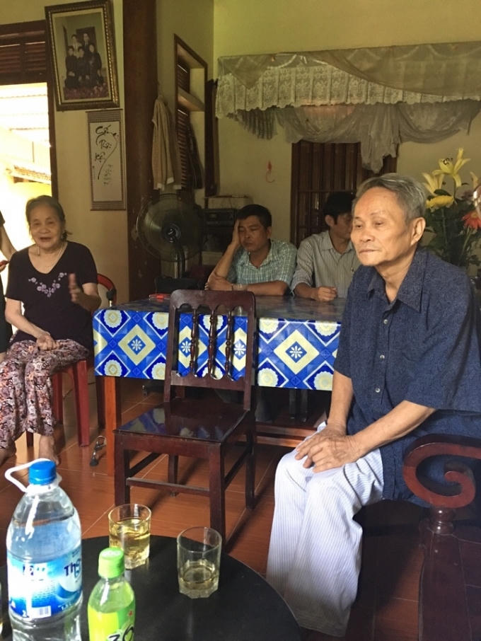 Gia đình ông bà Đào Thi (bố mẹ đẻ nạn nhân Đào Thị Hoa) tại buổi tiếp PV Pháp luật Việt Nam.
