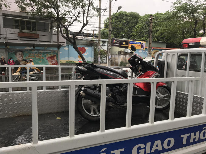 Chiếc xe máy của nạn nhân được CSGT đưa về cơ quan.