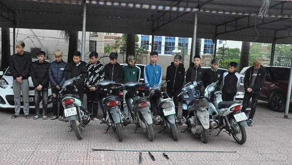 Các đối tượng và tang vật.