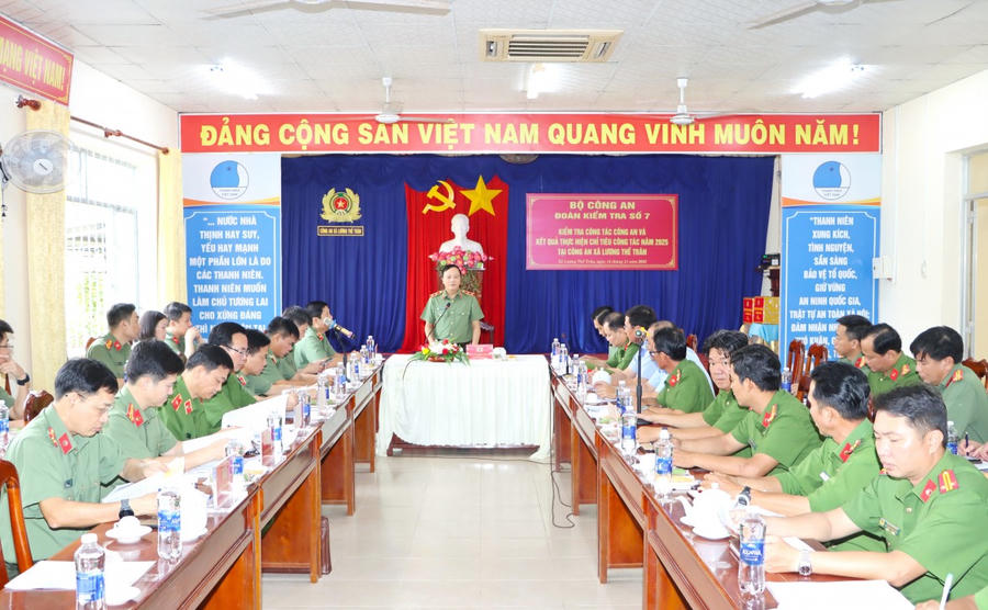 Thứ trưởng Bộ Công an Đặng Hồng Đức quán triệt nội dung kiểm tra của Đoàn kiểm tra số 7, Bộ Công an tại buổi làm việc.