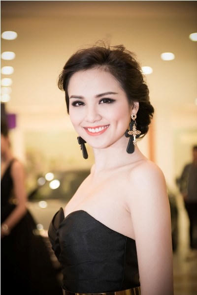 Sinh ra trong một gia đình nghèo khó, Diễm Hương từng làm PG để kiếm sống. Ảnh: internet.