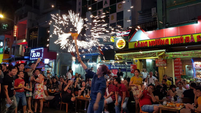 Khu phố Tây Bùi Viện được nhiều người đến chơi và đếm ngược khoảnh khắc đón năm mới.
