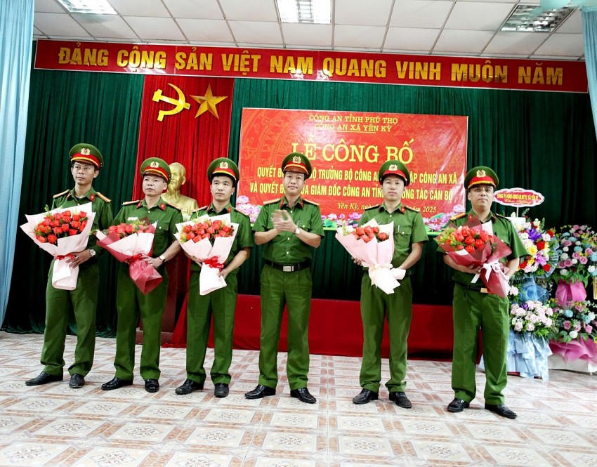 Tân trưởng Công an xã Yên Kỳ tặng hoa cán bộ chiến sỹ đang công tác tại Công an xã Yên Kỳ.