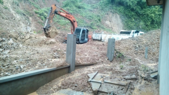 Tuyến đường quốc lộ 15C sạt lở, khiến Mường Lát bị cô lập. (Ảnh: P.Tuấn)