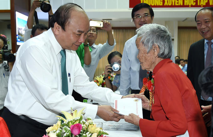Thủ tướng thăm và tặng quà mẹ Việt Nam anh hùng.