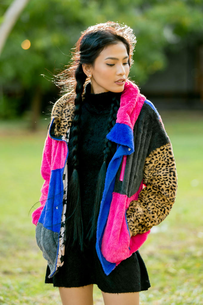 Á hậu Trương Thị May khoe chân dài miên man khi dạo phố