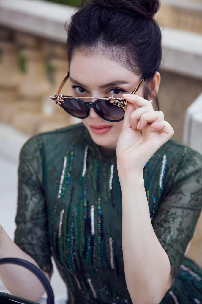 Xuống phố với phong cách sang trọng quý phái như Lý Nhã Kỳ