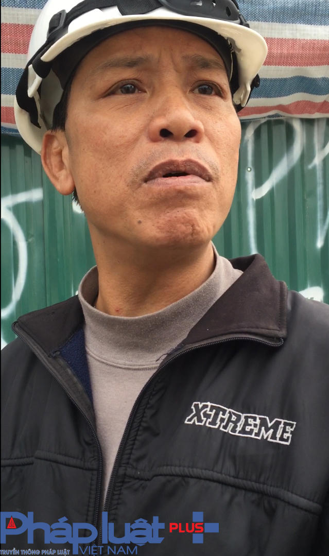 Người đàn ông tự xưng là "quản lý" hiện trường vụ sập giàn giáo bãi xe ở phường Đại Mỗ, quận Nam Từ Liêm, TP Hà Nội dọa "đấm vở mồm" phóng viên đang tác nghiệp.