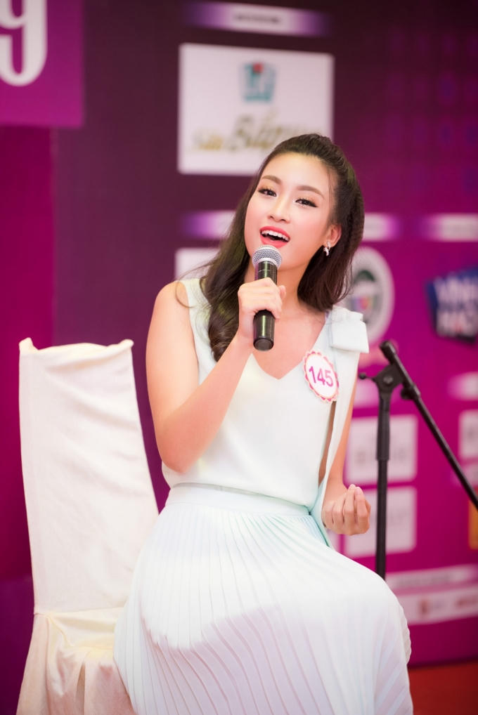 Đỗ Mỹ Linh (SBD 145) hát mộc ca khúc “Chiều nay không có mưa bay” trên nền guitar và cajon hỗ trợ.