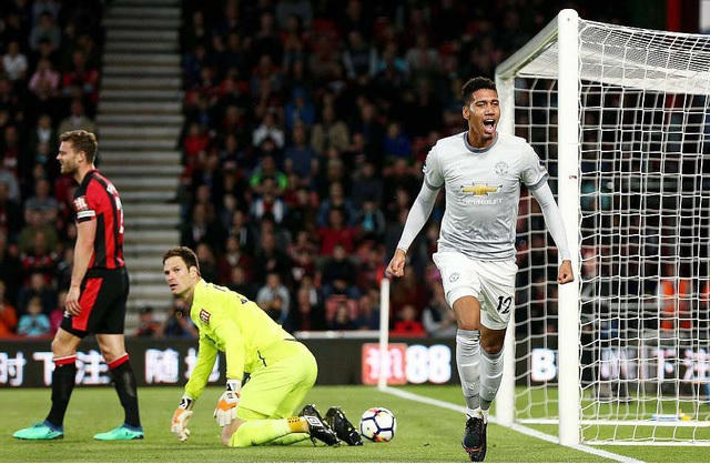 Smalling ghi bàn thắng mở tỉ số cho trận đấu. (Ảnh: Reuters)