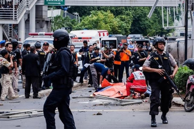 Cảnh sát Indonesia tại hiện trường vụ tấn công ngày 14/1. (Ảnh: Reuters)