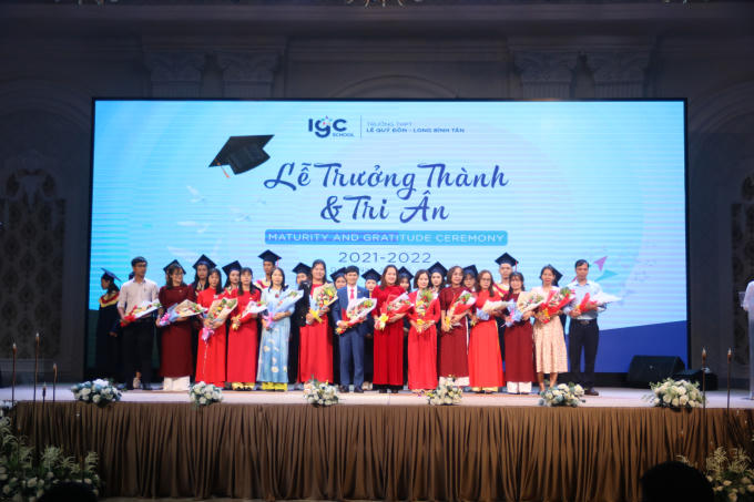 Những bó hoa thay cho lời cảm ơn của các em học sinh gửi tới các thầy, cô giáo.