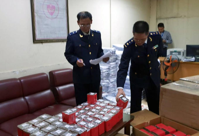 Lực lượng chức năng tiến hành kiểm tra.