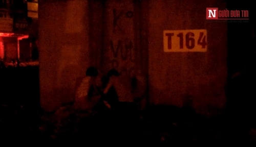 Các con nghiện tụ tập để