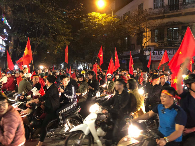 Dòng người nườm nượp ra đường để ăn mừng chiến thắng của đội tuyển U23 Việt Nam.