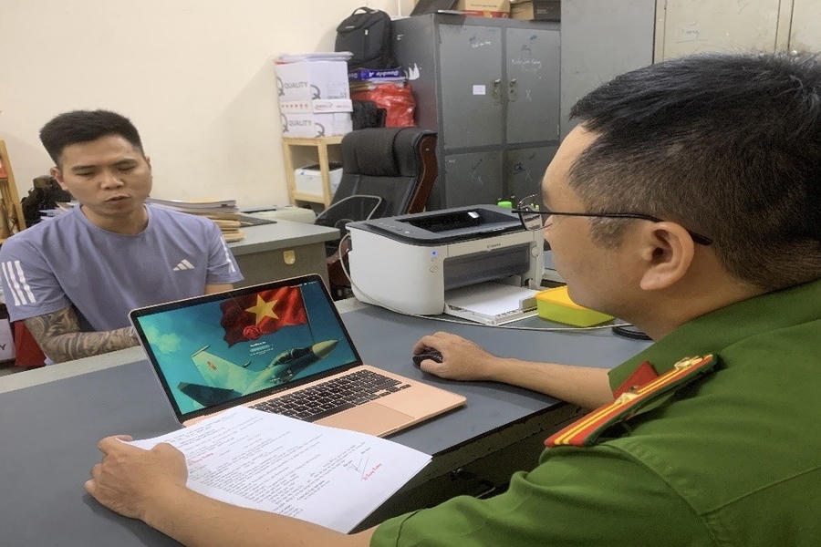 Đối tượng Nguyễn Quốc Hùng tại cơ quan công an.