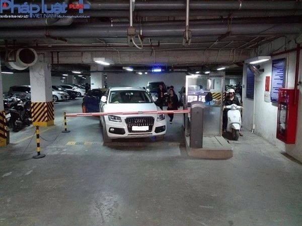 Xe ô tô bị chặn ngay nối đi ra của khu chung cư.