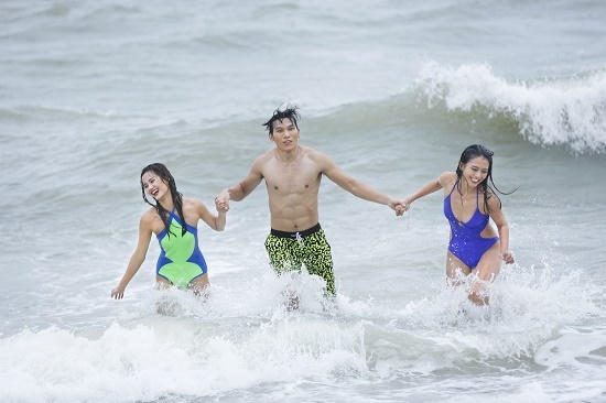 Mâu Thủy, Nguyễn Oanh và Hương Ly đọ dáng với bikini dưới nắng gắt