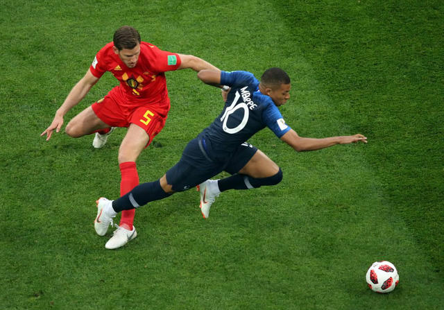 Mbappe vẫn nhanh nhẹn như những trận đấu vừa qua của tuyển Pháp, tiền đạo số 10 của Les Bleus làm khổ các hậu vệ Bỉ bằng những cú bứt tốc nhanh như gió