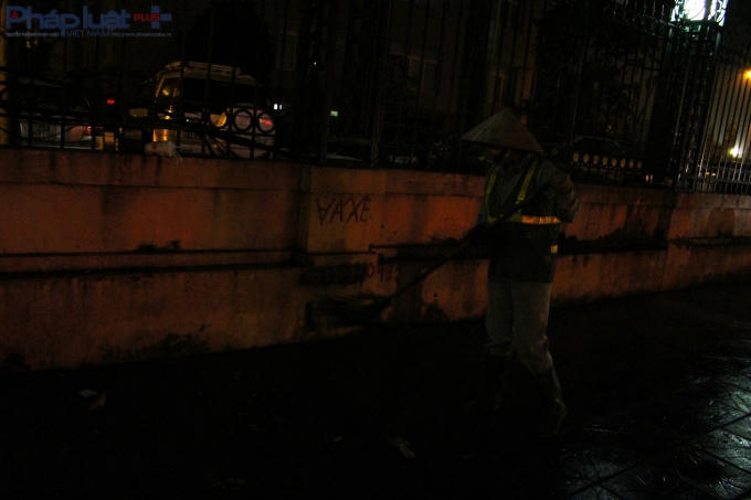 Khi mà đường phố mới chỉ lác đác vài xe cộ, những cô lao công đã gần hoàn thành công việc thường ngày. (Ảnh: Đức Biên)