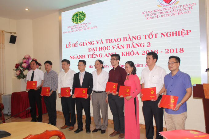 Đại học Kinh doanh C&ocirc;ng nghệ tổ chức lễ trao bằng tốt nghiệp văn bằng 2 chuy&ecirc;n ng&agrave;nh tiếng Anh