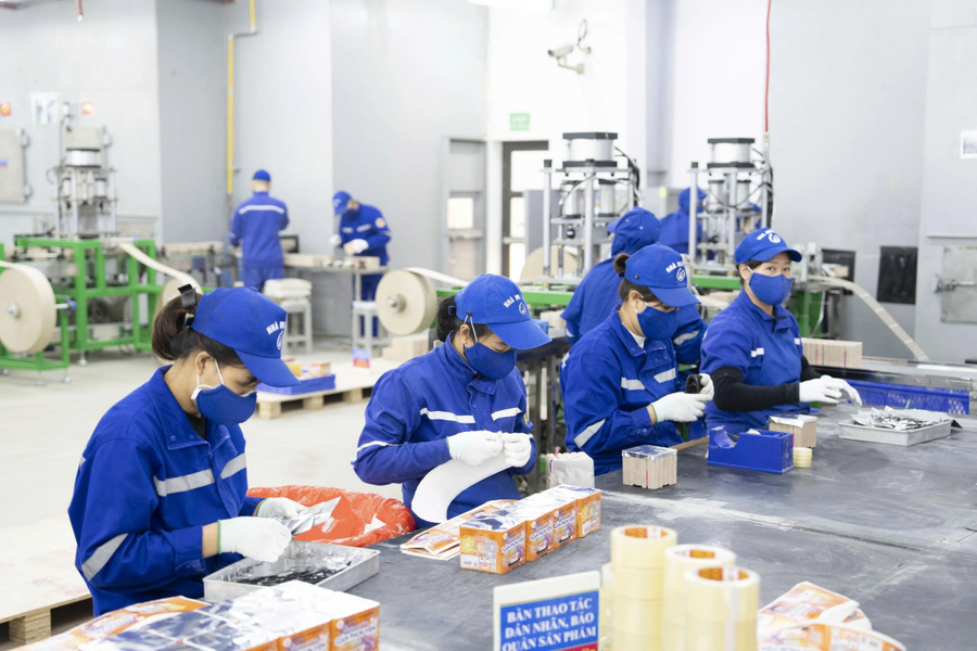 Cá nhân chỉ có thể tham gia bán hàng nếu là nhân viên tại các đại lý được Bộ Quốc phòng ủy quyền. Việc tự nhập hàng rồi mượn danh nghĩa công ty không có chức năng kinh doanh để bán là vi phạm pháp luật. Mọi giao dịch phải có hóa đơn, chứng từ ghi rõ thông tin người mua. (Ảnh minh họa: z121.vn)