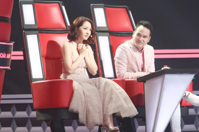 Loạt biểm cảm của Bảo Anh để dụ dỗ thí sinh về team mình. 