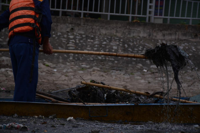 Mỗi ngày, công nhân của Công ty cấp thoát nước Hà Nội đều làm việc hết công suất. Anh Thái, một công nhân làm việc lâu năm, chia sẻ: “Tôi làm việc này 20 năm nay rồi, làm đến mức như thành một thói quen. Còn hơn 1 tháng nữa tôi về hưu rồi, cũng mong mọi người có thể chung tay để cứu những con sông này, mang lại cảnh quan đẹp hơn cho thành phố”.