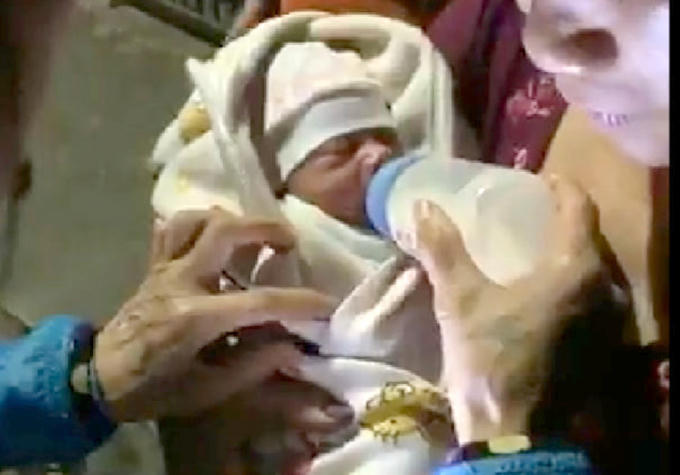 Người d&acirc;n đang chăm s&oacute;c cho b&eacute; trai sau khi ph&aacute;t hiện b&eacute; bị bỏ trong th&ugrave;ng xốp ven đường