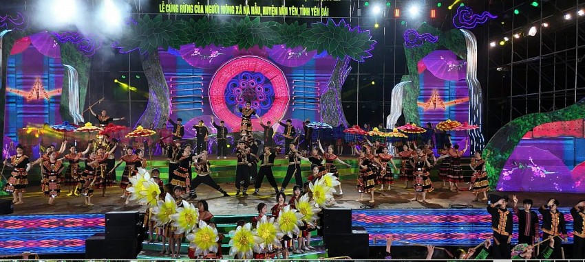 Chương trình được dàn dựng công phu, tái hiện lại không gian văn hoá sống động của đồng bào dân tộc Mông xã Nà Hẩu.