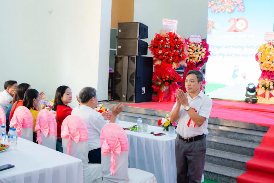 Thầy vẫn hát cùng đồng nghiệp và học trò những bài tình ca về đất nước.