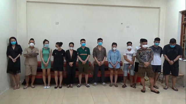 Nhóm người bị bắt khi đang sử dụng ma túy trong quán karaoke ở Ninh Bình