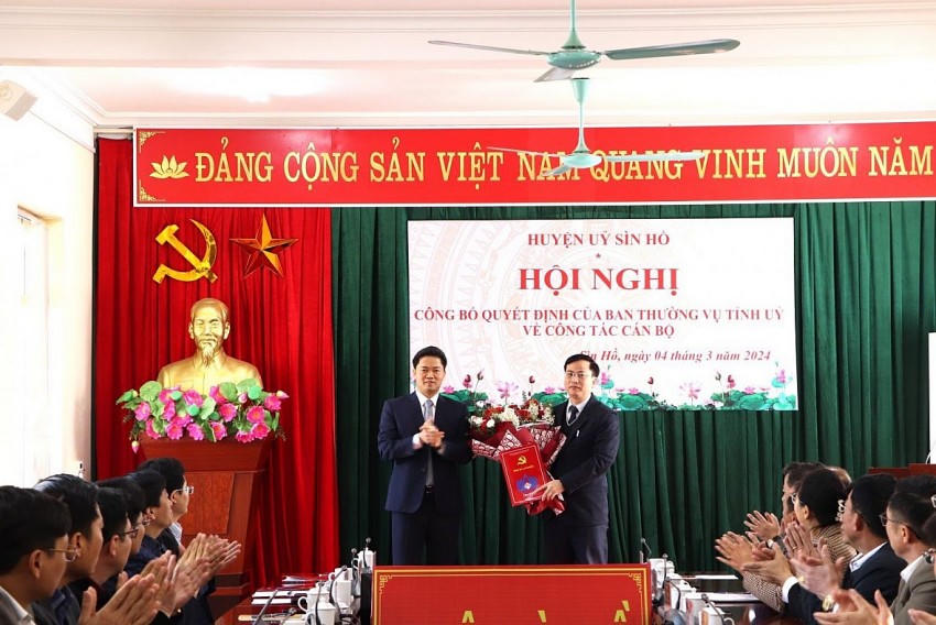 Phó Bí thư Thường trực Tỉnh ủy Vũ Mạnh Hà trao Quyết định và tặng hoa chúc mừng ông Trần Văn Sứng.