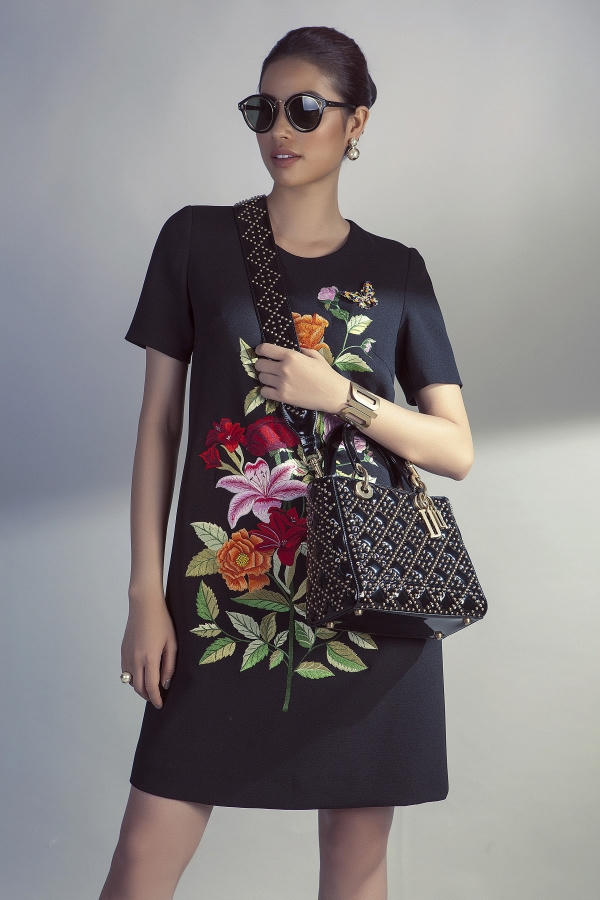 Phạm Hương trẻ trung với thiết kế váy chữ A bằng chất liệu cao cấp được thêu nổi những bông hoa đa sắc.