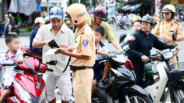 CSGT xử &nbsp;phạt người vi phạm. Ảnh internet.