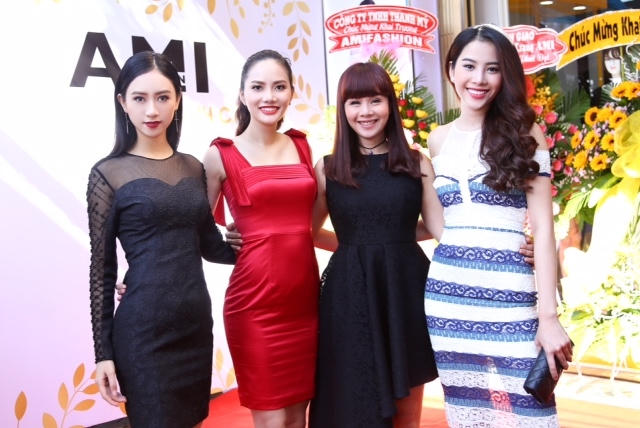 Hoa hậu Phạm Hương, Á hậu Hà Thu, Hoa hậu Đông Nam Á Diệu Linh, Hoa khôi đồng bằng Sông Cửu Long Nam Em, Á hậu Bảo Như, Á hậu Trương Thị May,... và nhiều người đẹp khác cũng là khách hàng thân thiết của thương hiệu thời trang này.