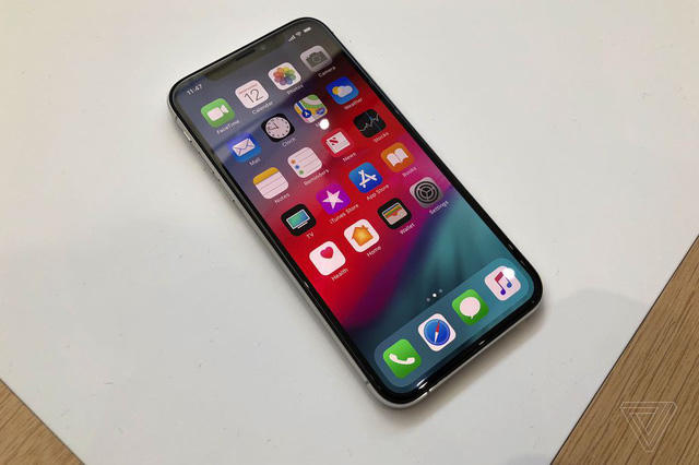 Cận cảnh bộ đ&ocirc;i iPhone XS v&agrave; XS Max mới ra mắt của Apple