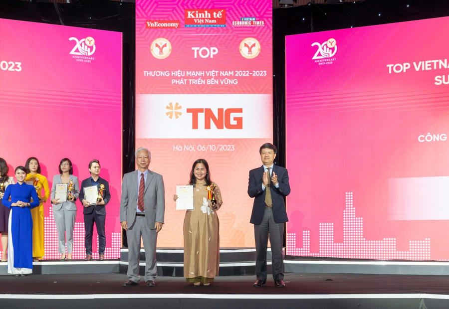 Đại diện TNG Holdings Vietnam nhận giải Thương hiệu mạnh 2022 - 2023.