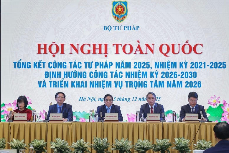 Thủ tướng Phạm Minh Chính và Phó Thủ tướng Hồ Quốc Dũng cùng Lãnh đạo Bộ Tư pháp chủ trì Hội nghị.