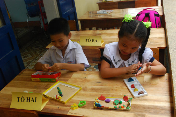 Nhiều em hào hứng tham gia thi nặn tượng về nhân vật trong truyện em yêu thích.