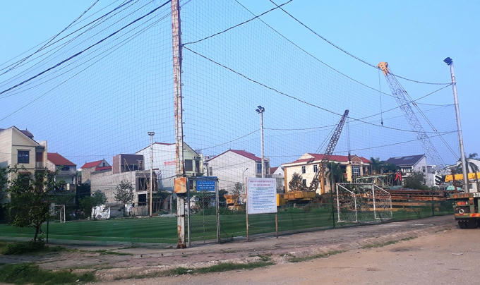 Sân bóng được xây dựng trái phép, đã có nhiều văn bản đề nghị dỡ bỏ nhưng chủ đầu tư “phớt lờ”.
