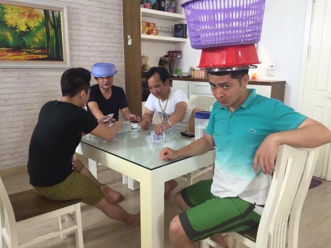 Ca sỹ Du Thiên, cùng các nghệ sỹ Quốc Anh, Quân Anh, Quang Tèo một cảnh trong phim. (Ảnh: Minh Long).